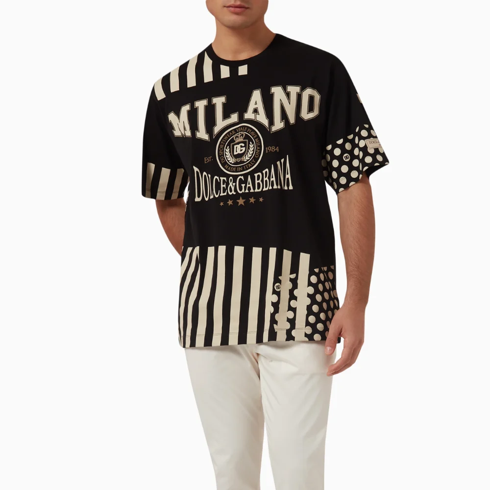 Dolce & Gabbana – טי־שירט קולג' גרפית בשחור־קרם - Hover