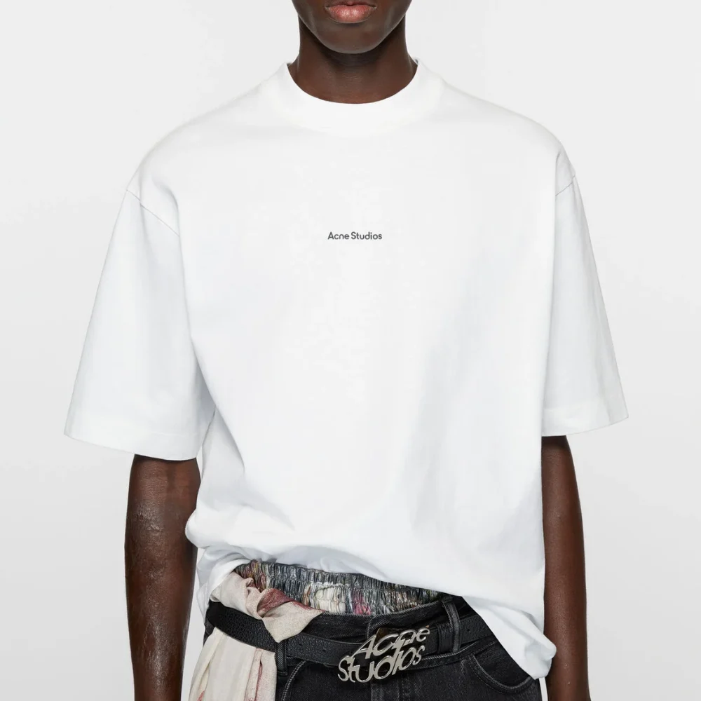 אקנה סטודיוס T-SHIRT צבע לבן - Hover