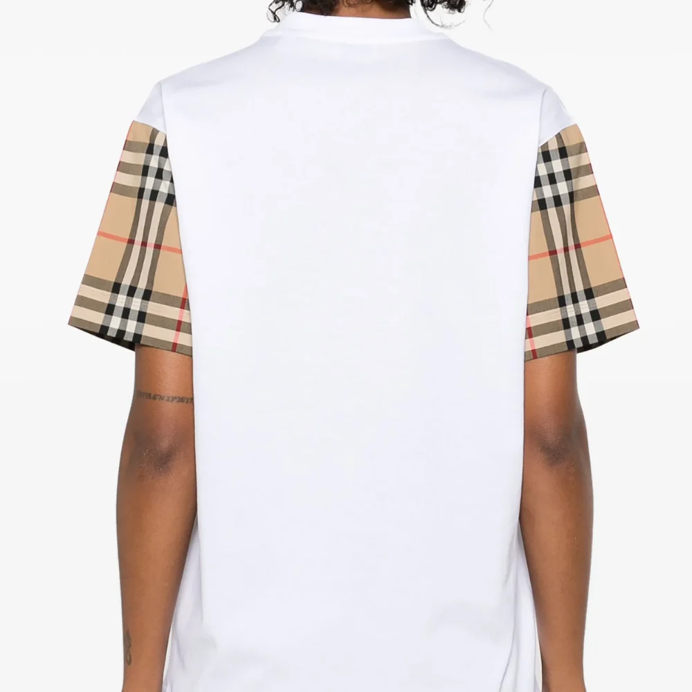 טי־שירט לבנה Oversize עם שרוולי Check Icon - Hover
